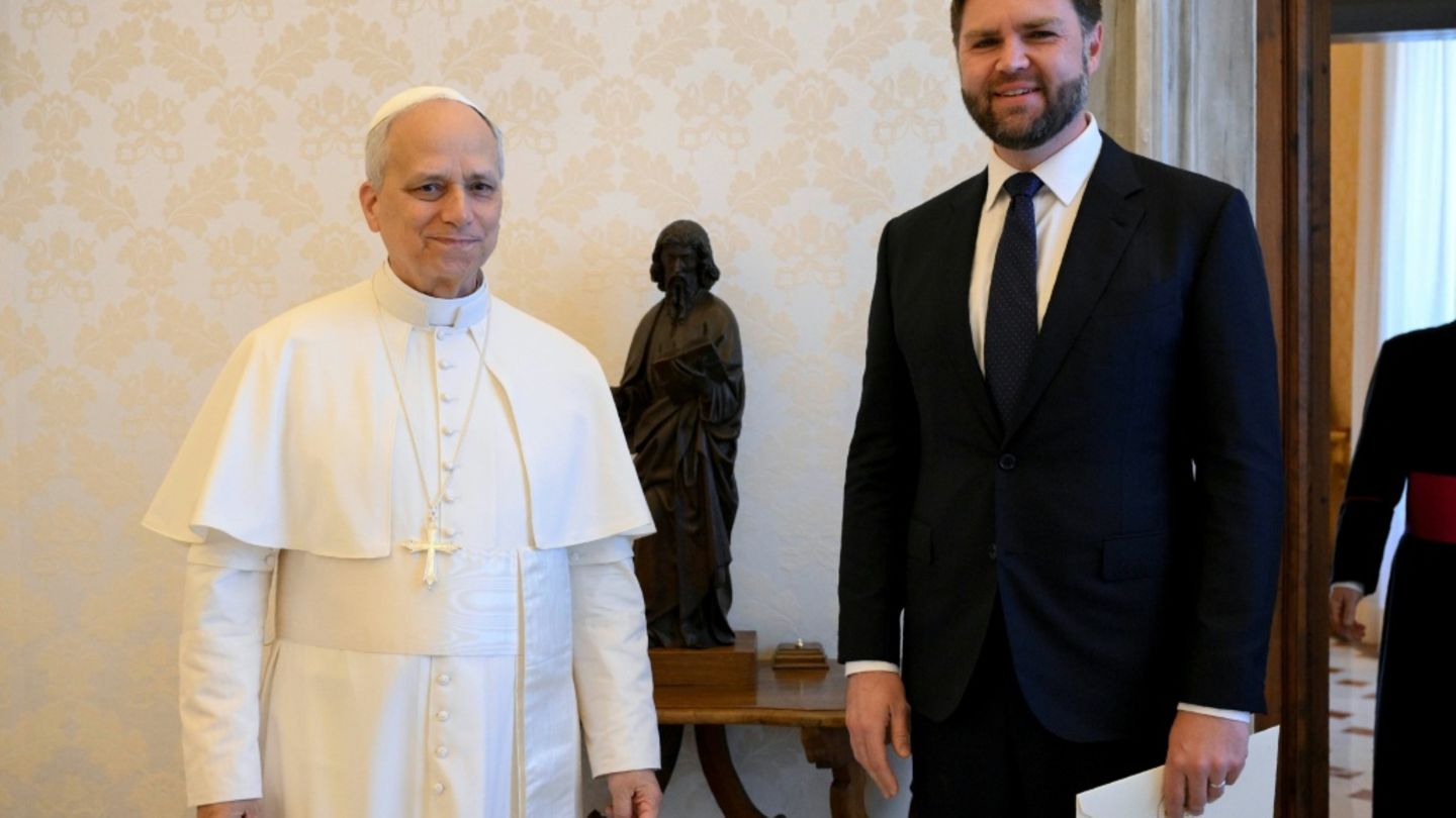Vance (r.) und Papst Leo XIV. im Mai 2025 im Vatikan