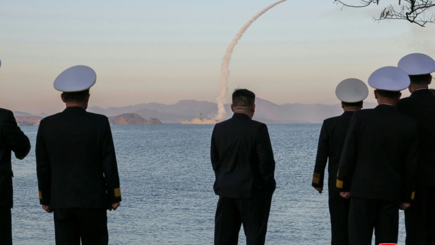 Kim (m.) beobachtet den Raketentest