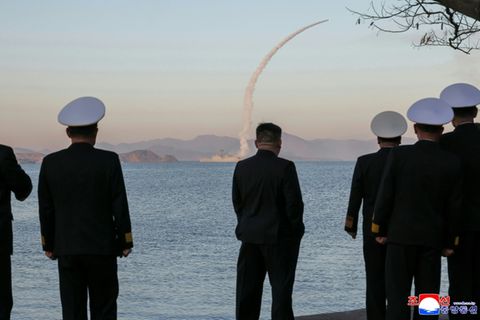 Kim (m.) beobachtet den Raketentest