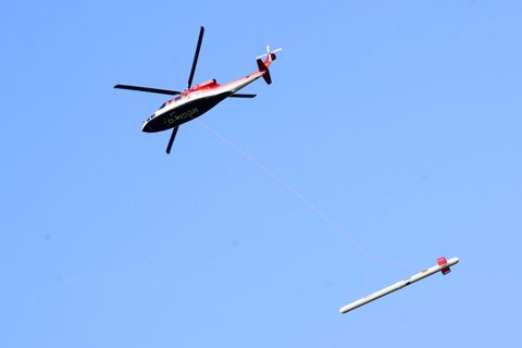 Von einem Hubschrauber aus soll eine Sonde der Bundesanstalt für Geowissenschaften und Rohstoffe wichtige Erkenntnisse liefern ü