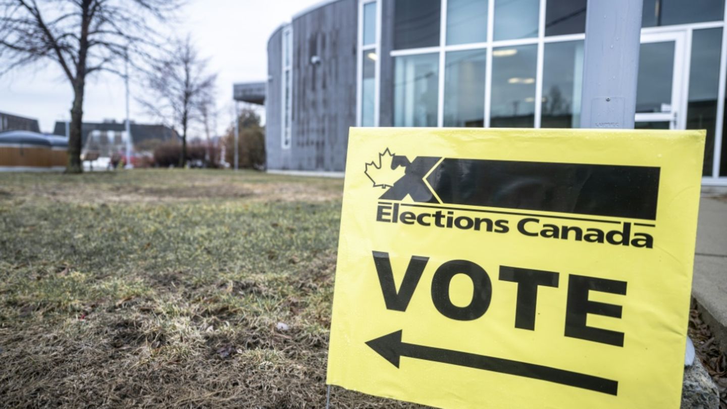 Schild vor Wahllokal in Terrebonne in Québec