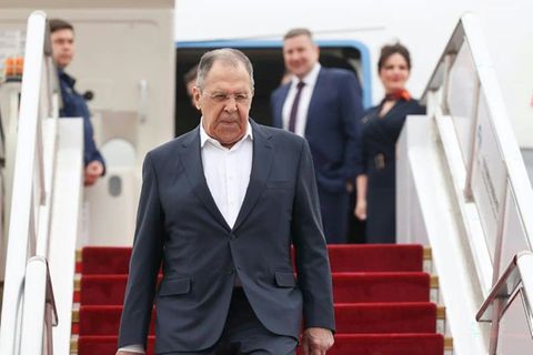 Russlands Außenminister Lawrow bei der Ankunft in Peking