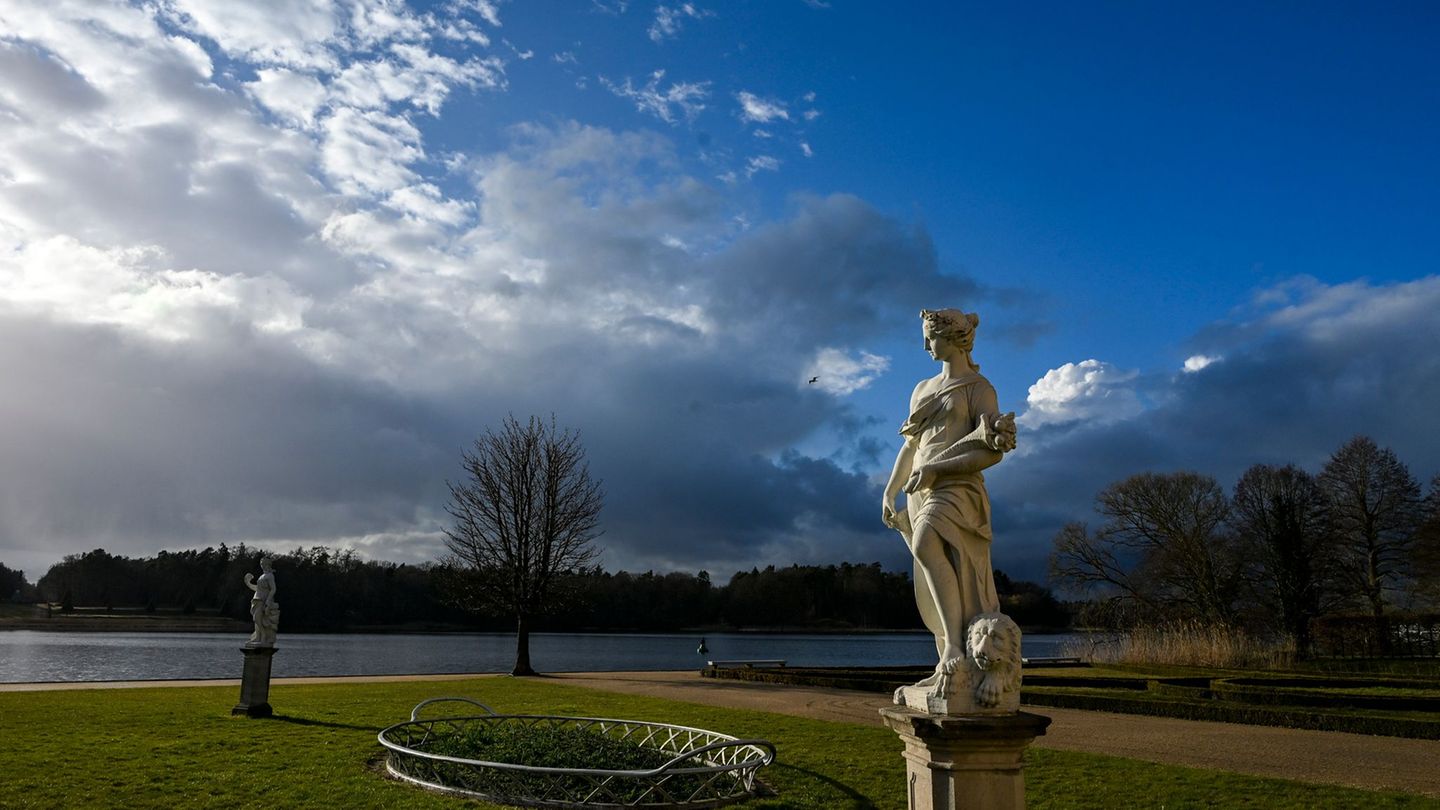 Regenwolken weichen einem klaren Himmel und Sonnenschein. (Symbolbild) Foto: Jens Kalaene/dpa