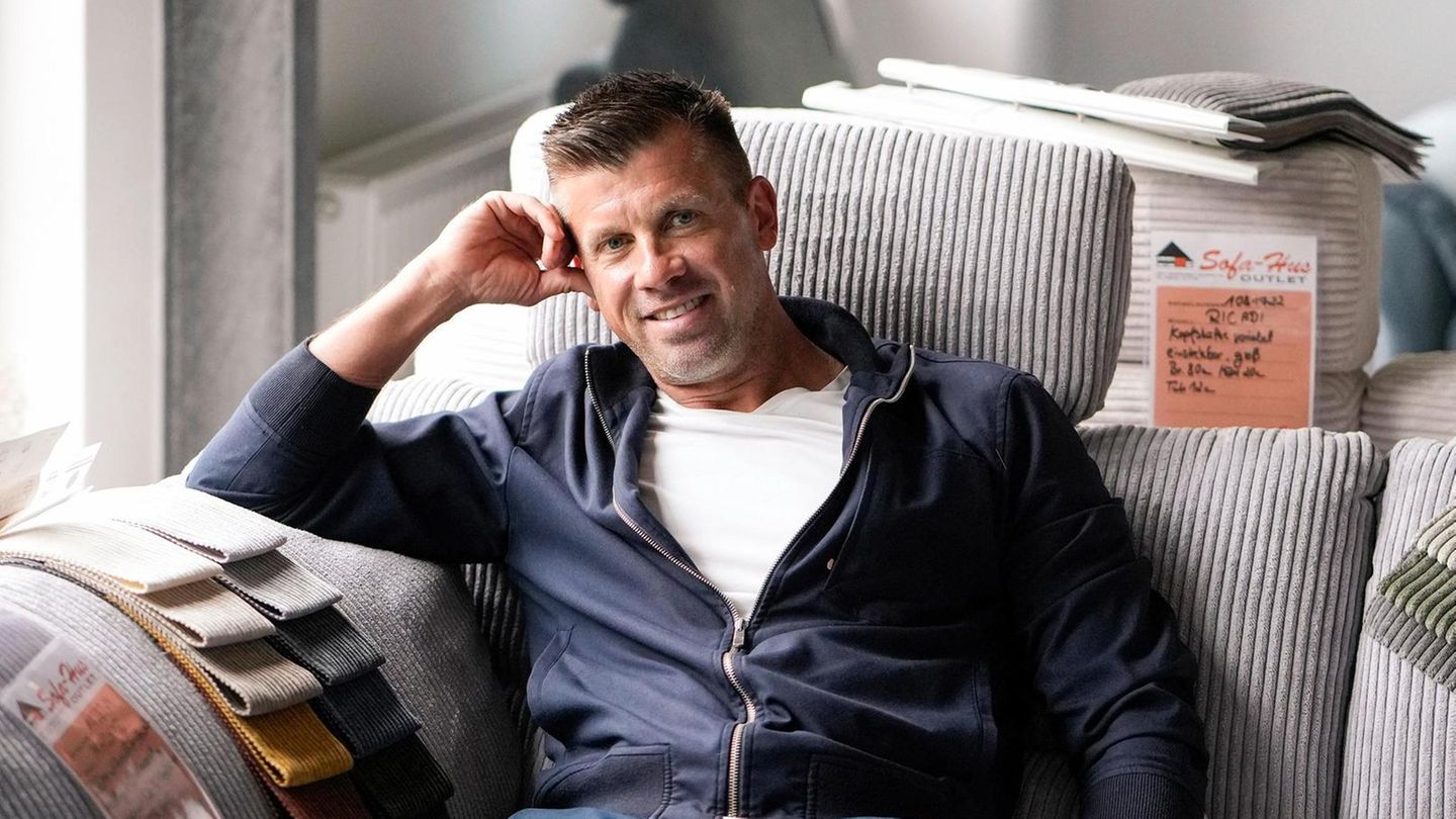 Thomas Rupprath, 49, in seinem Sofageschäft in Rostock