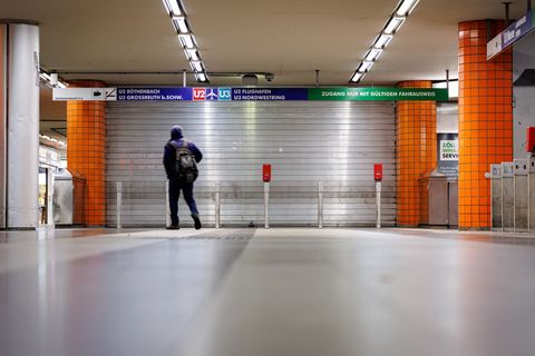 Wegen des Warnstreiks blieben erneut viele Fahrzeuge in den Depots. (Archivbild) Foto: Daniel Karmann/dpa