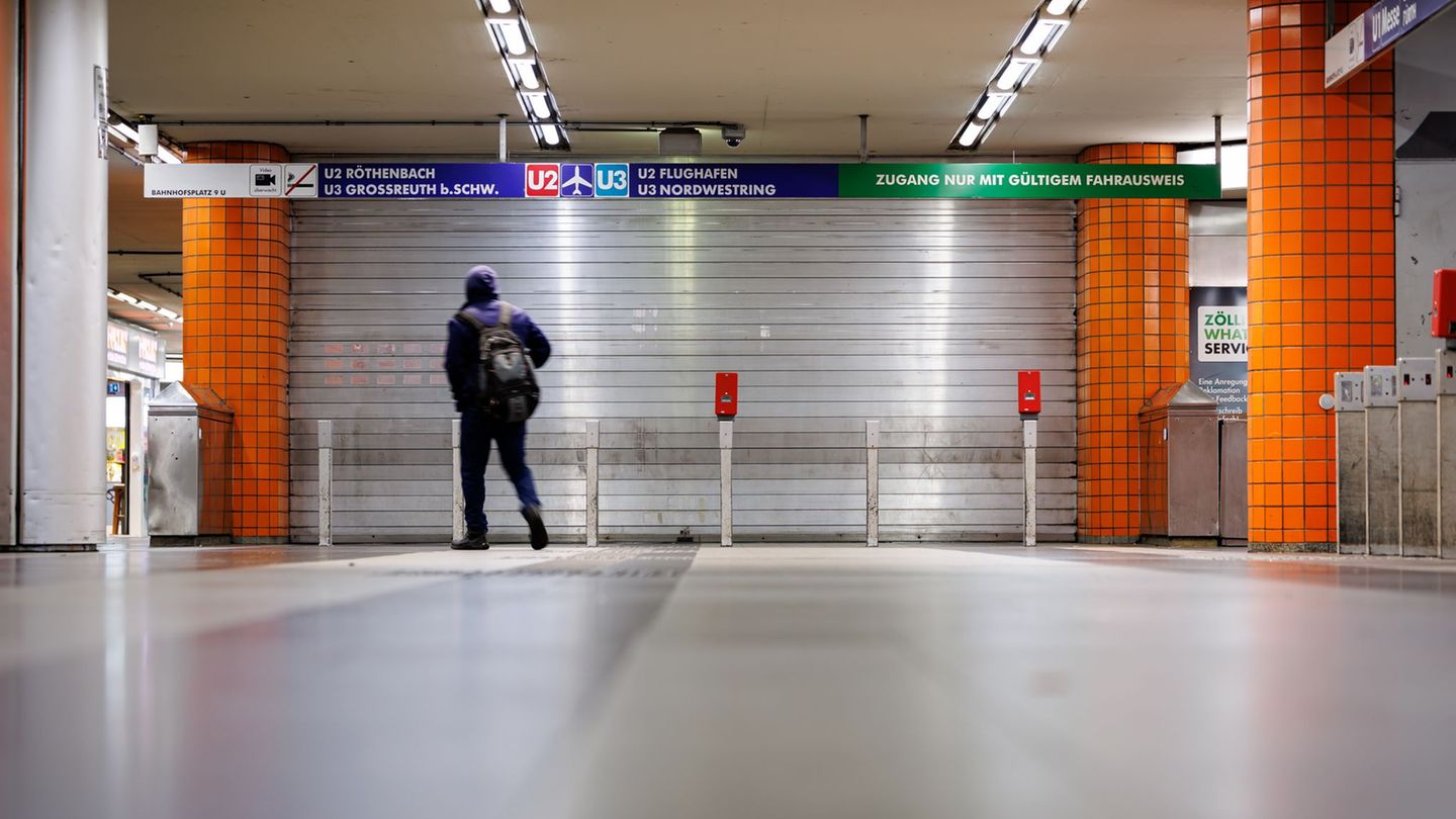 Wegen des Warnstreiks blieben erneut viele Fahrzeuge in den Depots. (Archivbild) Foto: Daniel Karmann/dpa