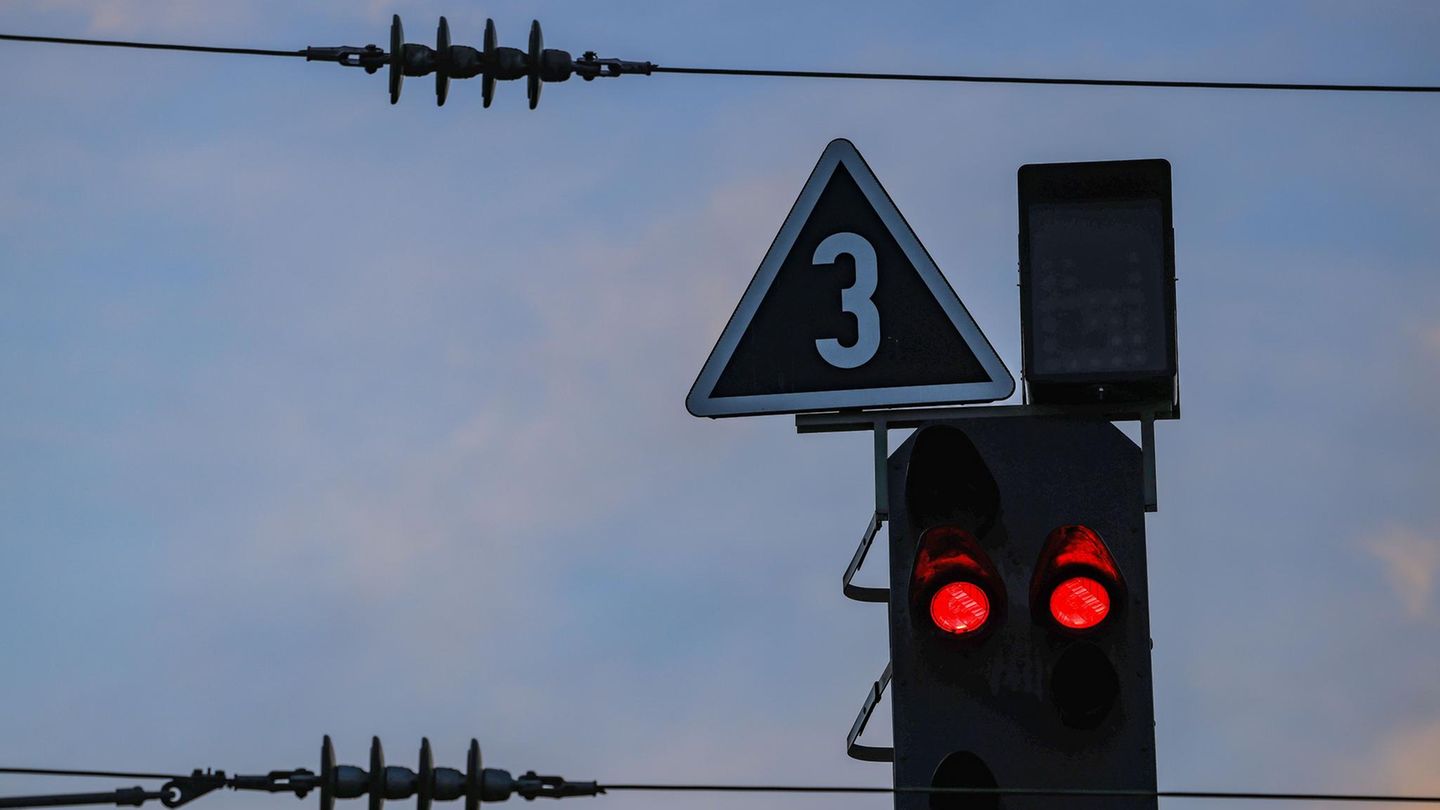 Polizei ermittelt: Kabel durchtrennt: Zugverkehr im Ruhrgebiet eingeschränkt