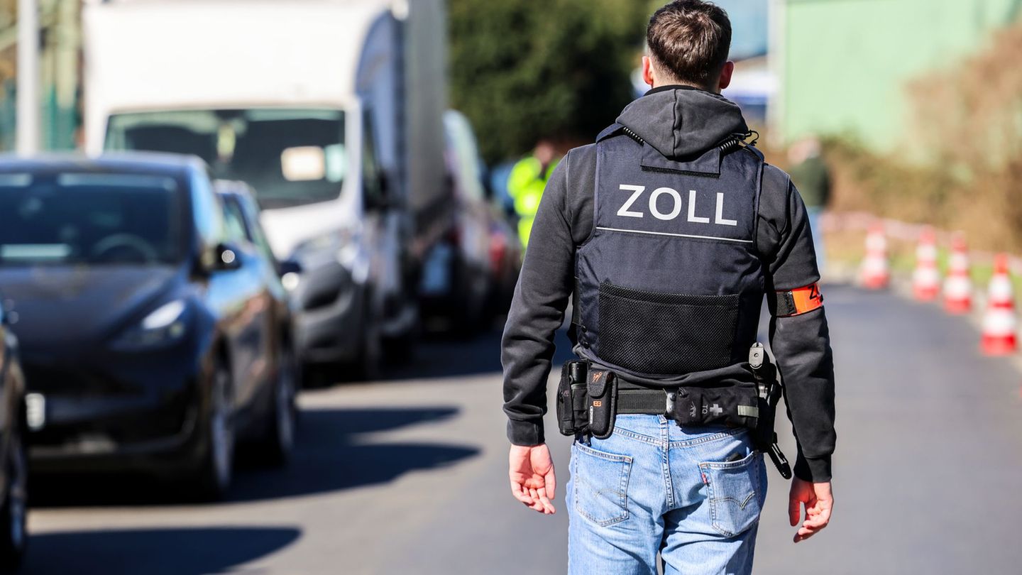 Das Marihuana war den Angaben zufolge in mehreren Kartons sowie in Kunststoffbeuteln im Fahrzeug versteckt. (Symbolbild) Foto: C