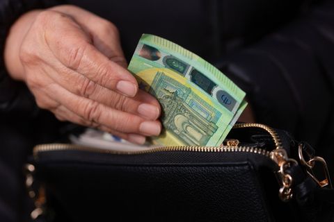 Eine Mehrheit der Bevölkerung sieht laut einer Allianz-Umfrage Lebenshaltungs- und Gesundheitskosten als größtes finanzielles Ri