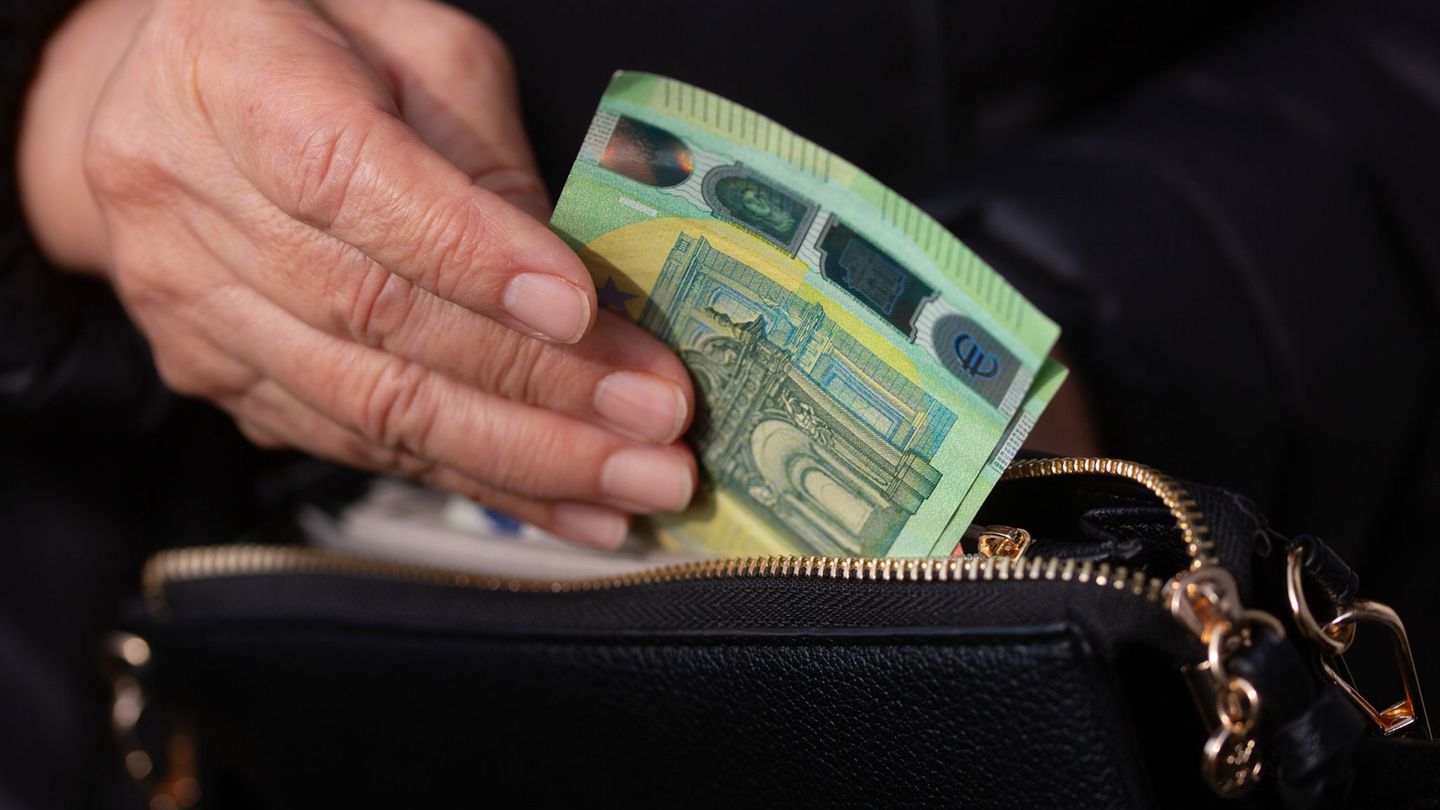 Eine Mehrheit der Bevölkerung sieht laut einer Allianz-Umfrage Lebenshaltungs- und Gesundheitskosten als größtes finanzielles Ri