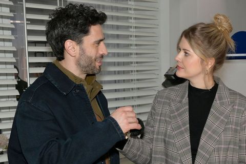 "GZSZ": Alicia (r.) findet in Tobias (l.) das perfekte Handmodel.