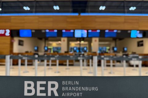 Passagiere sollten sich vorab über ihren Flugstatus informieren. (Symbolbild) Foto: Julian Degler/dpa