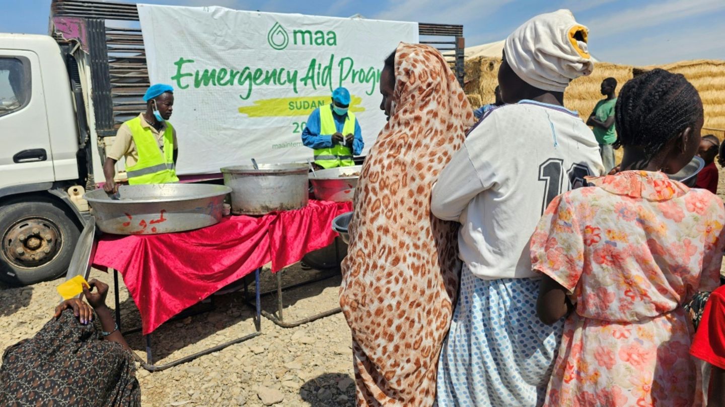 Flüchtlinge im Sudan stehen für Essen an