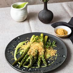 Spargelgericht mit Liebstöckelcreme, Knusperpanko und Zitrone