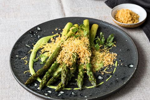 Spargelgericht mit Liebstöckelcreme, Knusperpanko und Zitrone