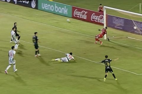 Ein kurioser Elfmeter bei einem Fußballspiel in Paraguay.