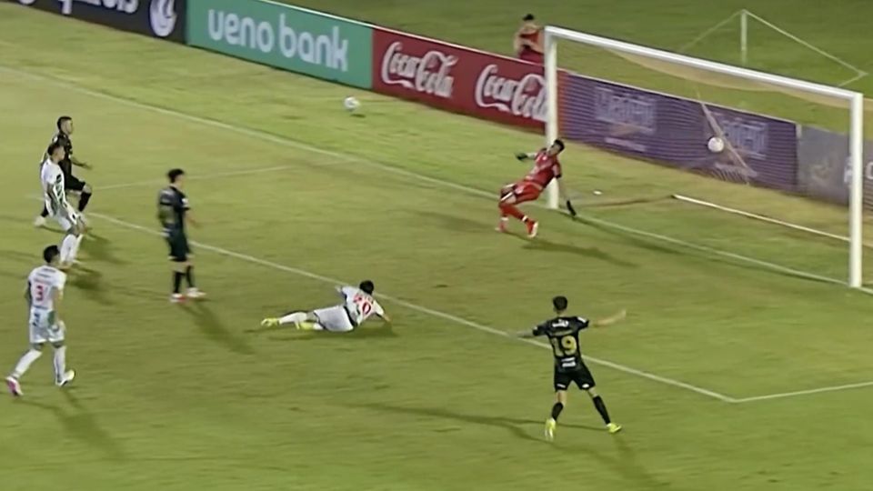 Ein kurioser Elfmeter bei einem Fußballspiel in Paraguay.