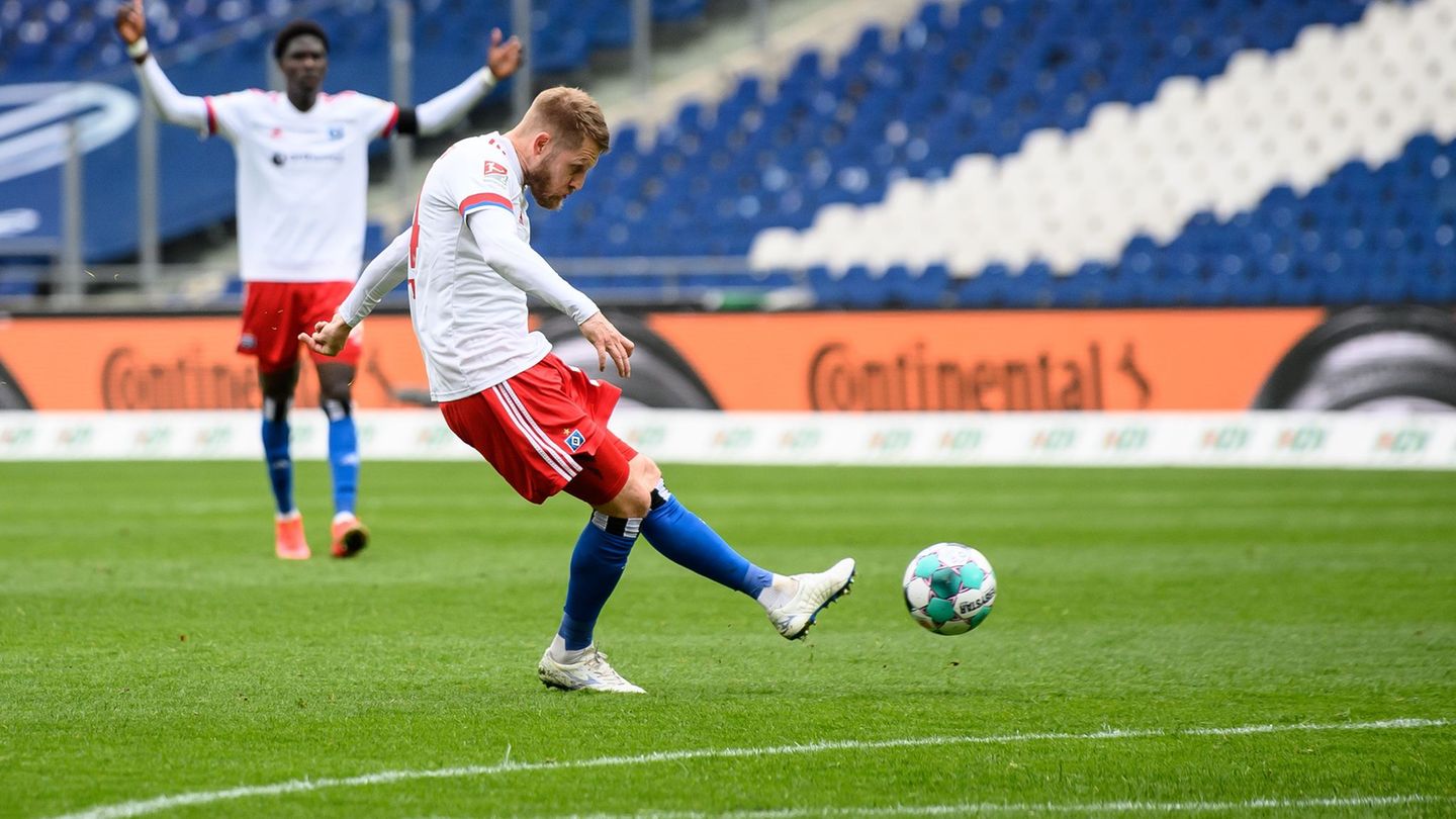 Derby-Experte Aaron Hunt setzt am Samstag auf den HSV. (Archivbild) Foto: Swen Pförtner/dpa-POOL/dpa