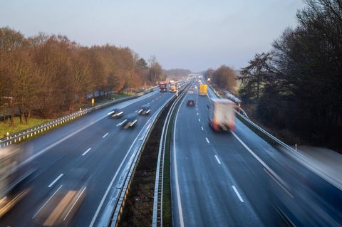 Kein Tempolimit, aber eine Richtgeschwindigkeit: Die beträgt auf deutschen Autobahnen 130 km/h