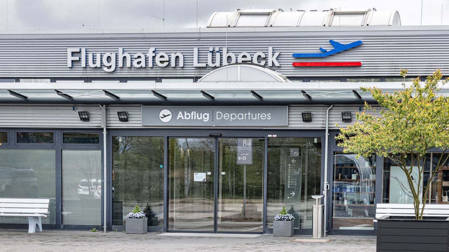 Wegen eines Notfalls ist der Flughafen Lübeck am Morgen kurzzeitig evakuiert worden. (Archivbild) Foto: Markus Scholz/dpa