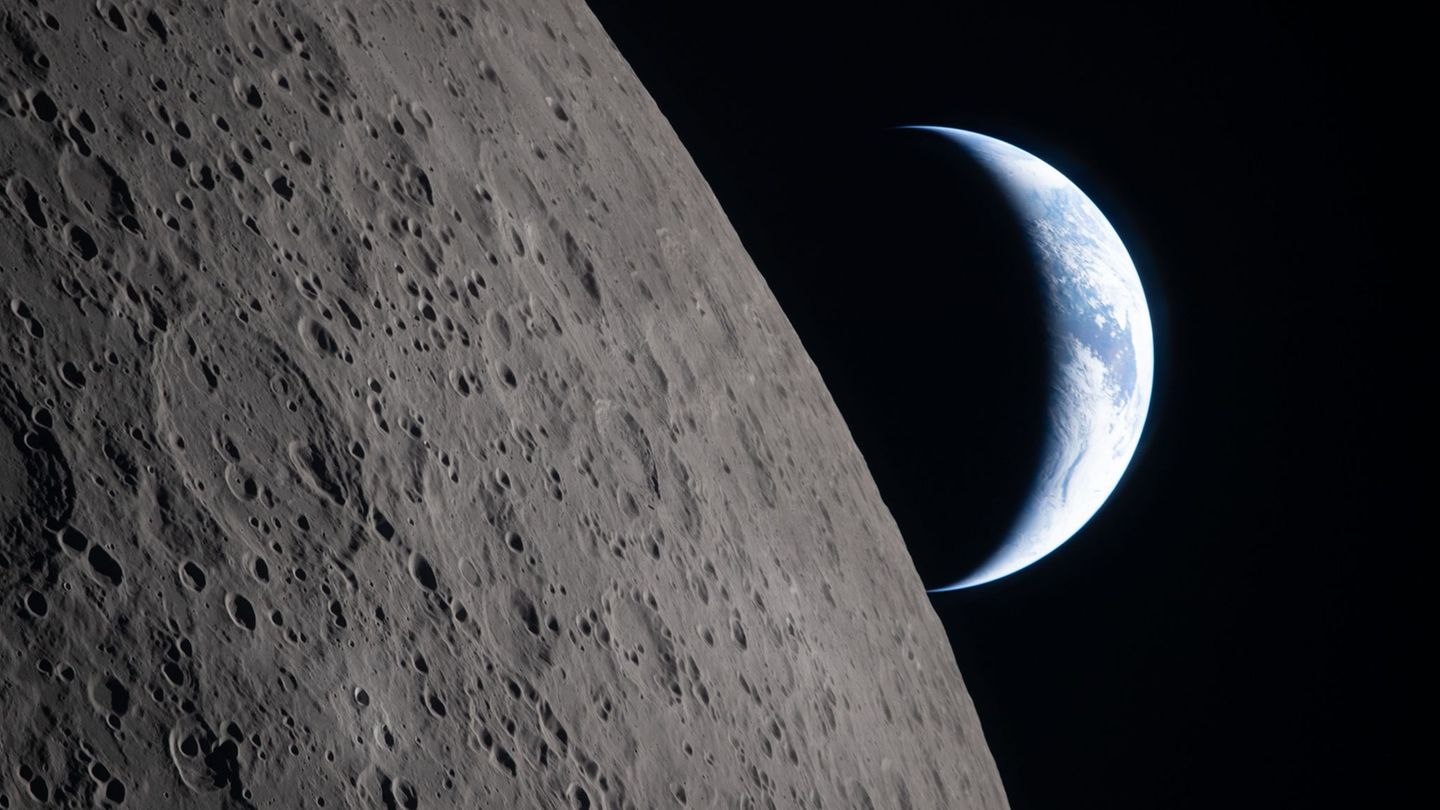Dieses von der Nasa zur Verfügung gestellte Foto zeigt die Erde, die hinter dem Mond untergeht. (Archivbild) Foto: Uncredited/NA