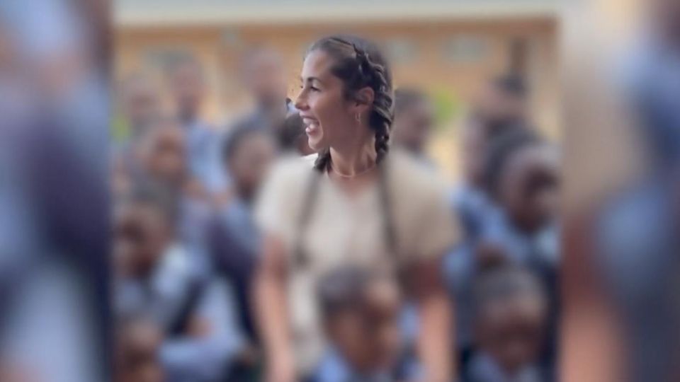 Sarah Engels singt mit Schülern in Südafrika.