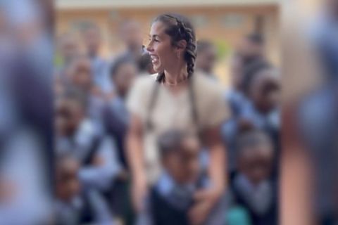 Sarah Engels singt mit Schülern in Südafrika.