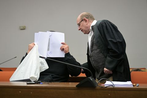 München: Der angeklagte 28-Jährige sitzt während des Prozesses neben seinem Anwalt Bernhard Welke (r.)