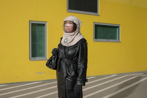 Mondscheinkind Nihal trägt eine UV Schutzhaube, die an einen Austronautenhelm erinnert