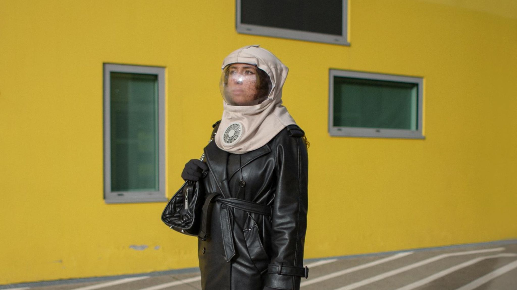 Mondscheinkind Nihal trägt eine UV Schutzhaube, die an einen Austronautenhelm erinnert