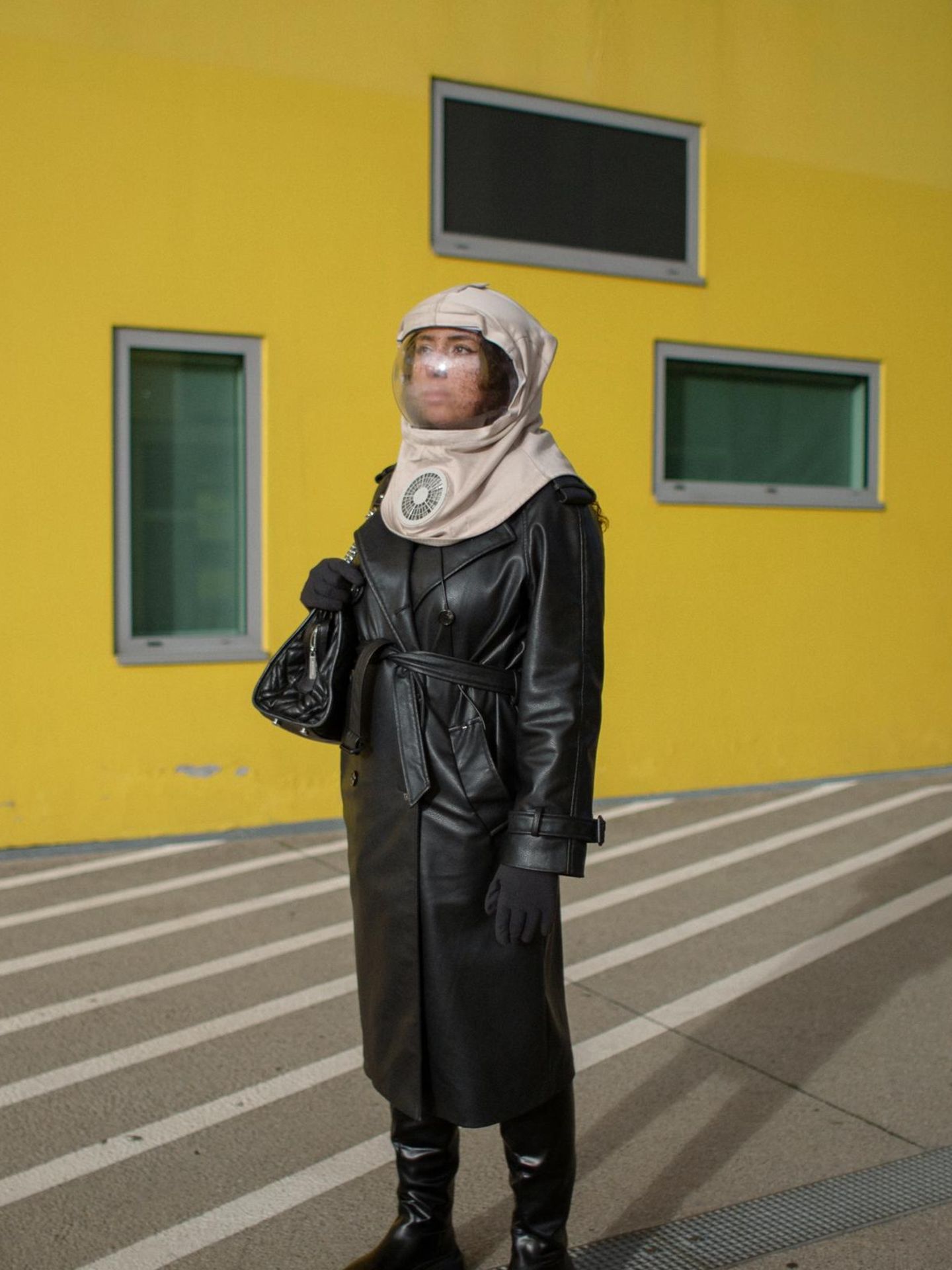 Mondscheinkind Nihal trägt eine UV Schutzhaube, die an einen Austronautenhelm erinnert