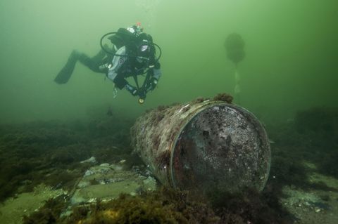 Ein Taucher nähert sich Munitionsresten in der Ostsee. (Archivbild) Foto: Jana Ulrich/Forschungstauchzentrum CAU Kiel/dpa