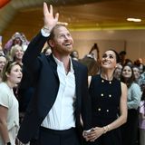 Prinz Harry und Herzogin Megh wandelten bei ihrem ersten Termin während ihrer Australienreise auf den Spuren von Prinzessin Diana (1961–1997). Sie besuchten am Dienstag das Royal Children's Hospital in Melbourne – wie einst Harrys Mutter im Jahr 1985. In dem Kinderkrankenhaus wurde das Paar von Hunderten Patienten, deren Angehörigen und Mitarbeitern empfangen, die Spalier standen und aus den Fenstern ihrer Büros zuschauten. Meghan und Harry liefen Hand in Hand durch die Menge, lachten und winkten. Sie posierten mit den Familien für Selfies und hockten sich zu den Kindern im Rollstuhl hinunter, um mit ihnen zu sprechen. Prinz Harry und Herzogin Meghan sind von Dienstag bis Freitag in Australien. Die Privatreise führt das Paar nach Melbourne und Sydney, Harry unternimmt zudem einen Abstecher nach Canberra. Das Büro der Sussexes teilte laut „The Guardian“ mit, dass beim Besuch der Sussexes psychische Gesundheit, gemeinschaftliche Resilienz sowie die Unterstützung von Veteranen und deren Familien im Mittelpunkt stehen. Darüber hinaus sind private kommerzielle Termine geplant.