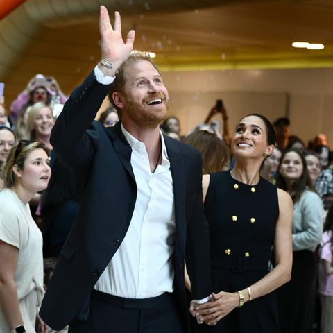 Prinz Harry und Herzogin Megh wandelten bei ihrem ersten Termin während ihrer Australienreise auf den Spuren von Prinzessin Diana (1961–1997). Sie besuchten am Dienstag das Royal Children's Hospital in Melbourne – wie einst Harrys Mutter im Jahr 1985. In dem Kinderkrankenhaus wurde das Paar von Hunderten Patienten, deren Angehörigen und Mitarbeitern empfangen, die Spalier standen und aus den Fenstern ihrer Büros zuschauten. Meghan und Harry liefen Hand in Hand durch die Menge, lachten und winkten. Sie posierten mit den Familien für Selfies und hockten sich zu den Kindern im Rollstuhl hinunter, um mit ihnen zu sprechen. Prinz Harry und Herzogin Meghan sind von Dienstag bis Freitag in Australien. Die Privatreise führt das Paar nach Melbourne und Sydney, Harry unternimmt zudem einen Abstecher nach Canberra. Das Büro der Sussexes teilte laut „The Guardian“ mit, dass beim Besuch der Sussexes psychische Gesundheit, gemeinschaftliche Resilienz sowie die Unterstützung von Veteranen und deren Familien im Mittelpunkt stehen. Darüber hinaus sind private kommerzielle Termine geplant.