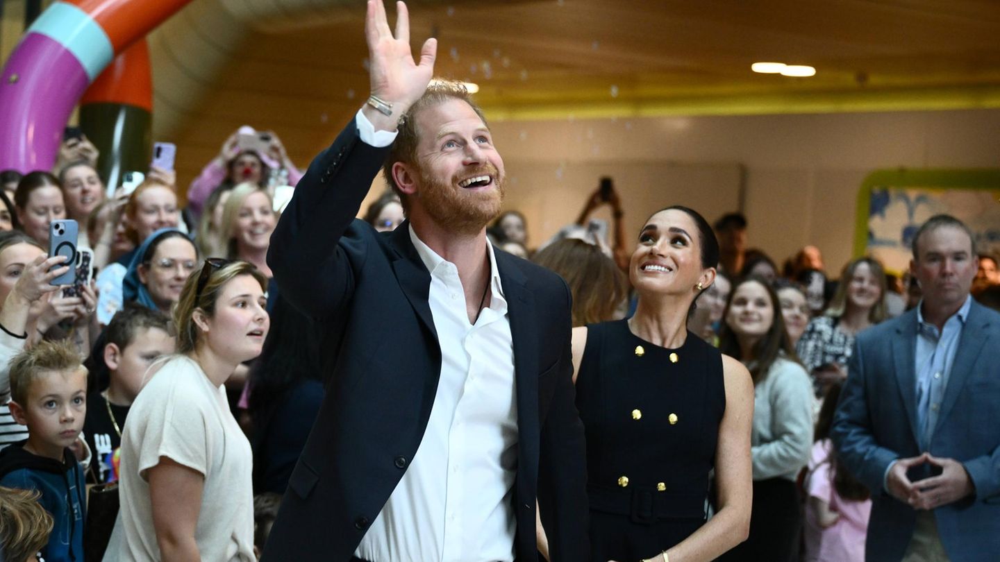 Prinz Harry und Herzogin Megh wandelten bei ihrem ersten Termin während ihrer Australienreise auf den Spuren von Prinzessin Diana (1961–1997). Sie besuchten am Dienstag das Royal Children's Hospital in Melbourne – wie einst Harrys Mutter im Jahr 1985. In dem Kinderkrankenhaus wurde das Paar von Hunderten Patienten, deren Angehörigen und Mitarbeitern empfangen, die Spalier standen und aus den Fenstern ihrer Büros zuschauten. Meghan und Harry liefen Hand in Hand durch die Menge, lachten und winkten. Sie posierten mit den Familien für Selfies und hockten sich zu den Kindern im Rollstuhl hinunter, um mit ihnen zu sprechen. Prinz Harry und Herzogin Meghan sind von Dienstag bis Freitag in Australien. Die Privatreise führt das Paar nach Melbourne und Sydney, Harry unternimmt zudem einen Abstecher nach Canberra. Das Büro der Sussexes teilte laut „The Guardian“ mit, dass beim Besuch der Sussexes psychische Gesundheit, gemeinschaftliche Resilienz sowie die Unterstützung von Veteranen und deren Familien im Mittelpunkt stehen. Darüber hinaus sind private kommerzielle Termine geplant.