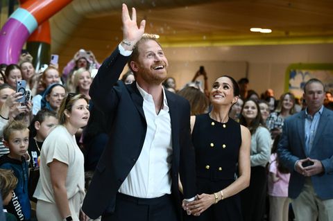 Prinz Harry und Herzogin Megh wandelten bei ihrem ersten Termin während ihrer Australienreise auf den Spuren von Prinzessin Diana (1961–1997). Sie besuchten am Dienstag das Royal Children's Hospital in Melbourne – wie einst Harrys Mutter im Jahr 1985. In dem Kinderkrankenhaus wurde das Paar von Hunderten Patienten, deren Angehörigen und Mitarbeitern empfangen, die Spalier standen und aus den Fenstern ihrer Büros zuschauten. Meghan und Harry liefen Hand in Hand durch die Menge, lachten und winkten. Sie posierten mit den Familien für Selfies und hockten sich zu den Kindern im Rollstuhl hinunter, um mit ihnen zu sprechen. Prinz Harry und Herzogin Meghan sind von Dienstag bis Freitag in Australien. Die Privatreise führt das Paar nach Melbourne und Sydney, Harry unternimmt zudem einen Abstecher nach Canberra. Das Büro der Sussexes teilte laut „The Guardian“ mit, dass beim Besuch der Sussexes psychische Gesundheit, gemeinschaftliche Resilienz sowie die Unterstützung von Veteranen und deren Familien im Mittelpunkt stehen. Darüber hinaus sind private kommerzielle Termine geplant.