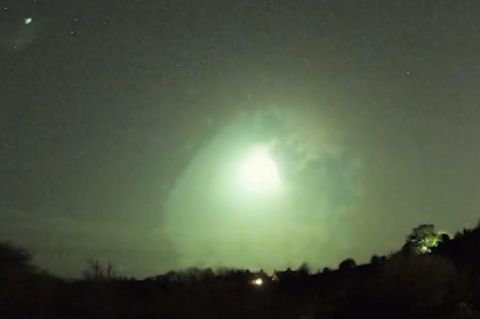 Ein grüner Feuerball