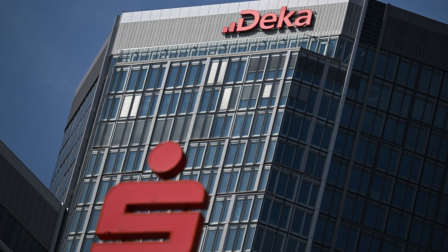 Besonders gefragt sind nach Angaben der Dekabank Wertpapiersparpläne. (Archivbild) Foto: Arne Dedert/dpa