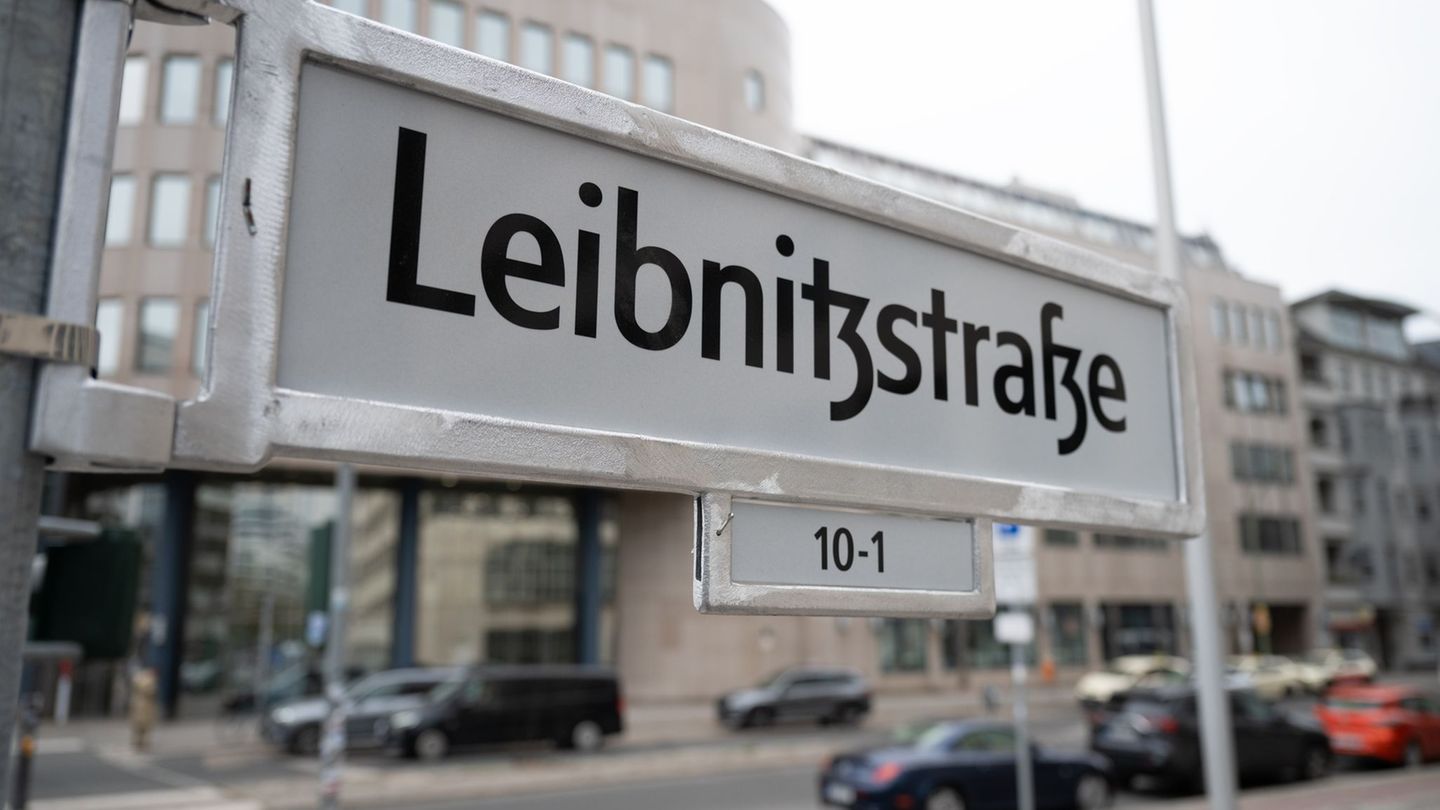 Bei einem Berliner Straßenschild kam es zu einer Panne: Philosoph Leibniz mit falschem "t". Foto: Markus Lenhardt/dpa
