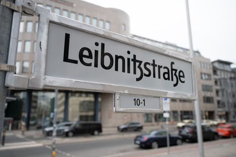 Bei einem Berliner Straßenschild kam es zu einer Panne: Philosoph Leibniz mit falschem "t". Foto: Markus Lenhardt/dpa