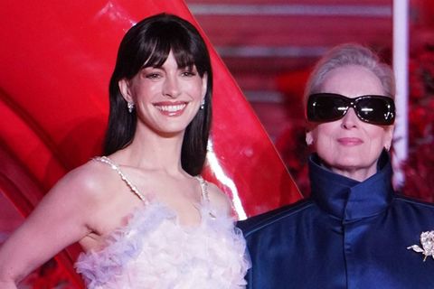 Anne Hathaway (l.) und Meryl Streep kehren für die Fortsetzung von "Der Teufel trägt Prada 2" in ihre ikonischen Filmrollen zu