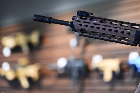 Ein Gewehr von Heckler & Koch in einem Ausstellungsraum der Firma in Oberndorf. Foto: Bernd Weißbrod/dpa