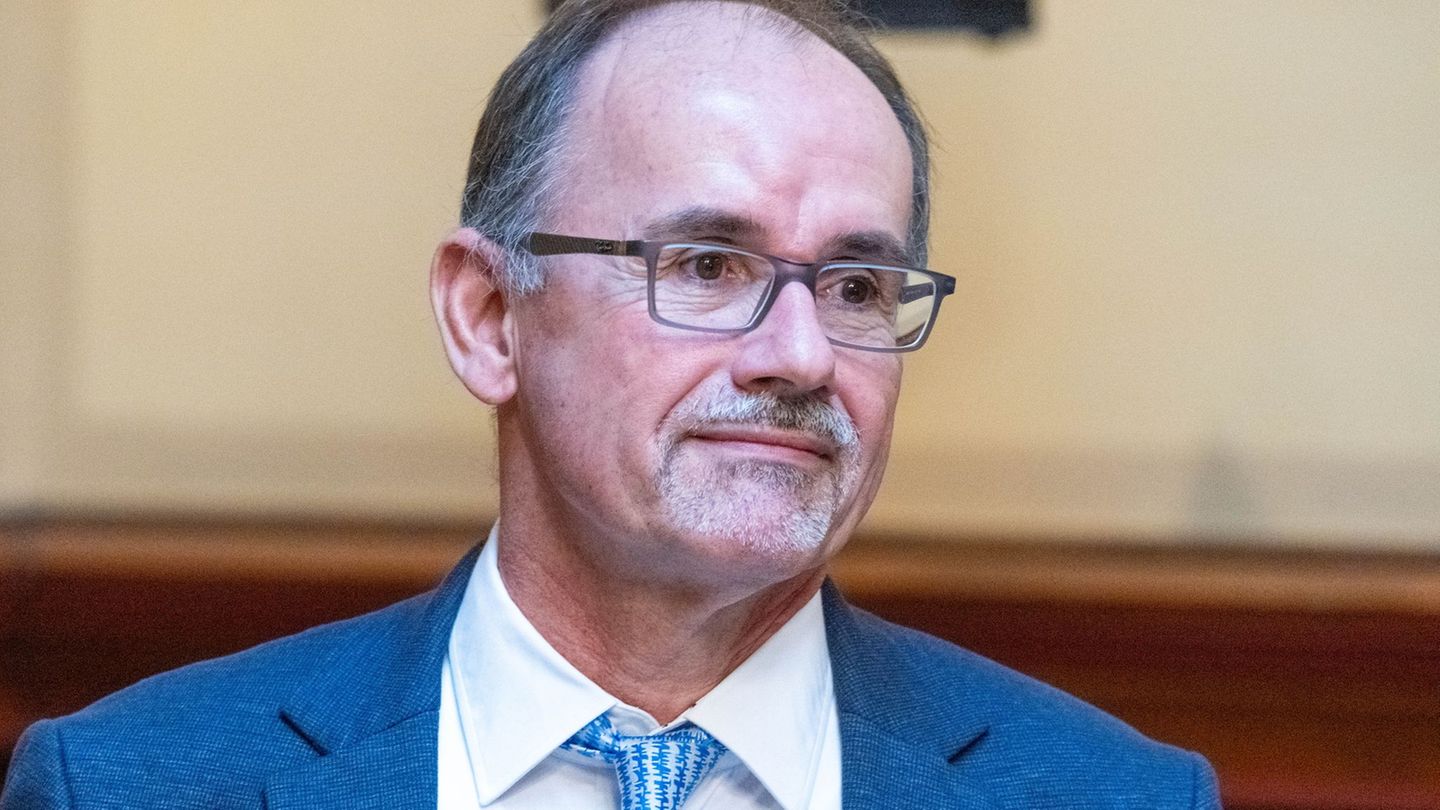 Wirtschaftsminister Wolfgang Blank (parteilos) nimmt einen Monat nach seinem schweren Autounfall wieder erste Termine wahr. (Arc