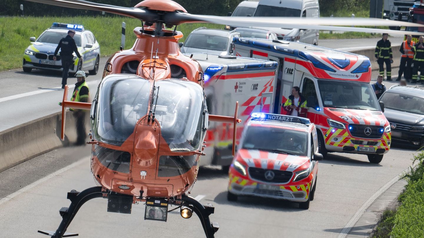 Im Bereich der Tagesbaustelle löste sich bei einem Auto ein Reifen. Foto: Boris Roessler/dpa
