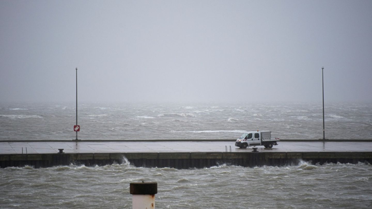 Sturm in Hafen von Büsum