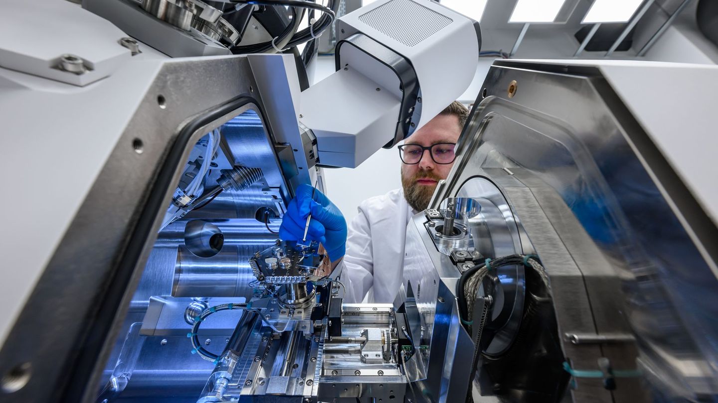 Im neuen Forschungszentrum TEM der TU Chemnitz setzt Mitarbeiter Paul Seidel eine Materialprobe in eine Ionenfeinstrahlanlage ei