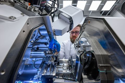 Im neuen Forschungszentrum TEM der TU Chemnitz setzt Mitarbeiter Paul Seidel eine Materialprobe in eine Ionenfeinstrahlanlage ei