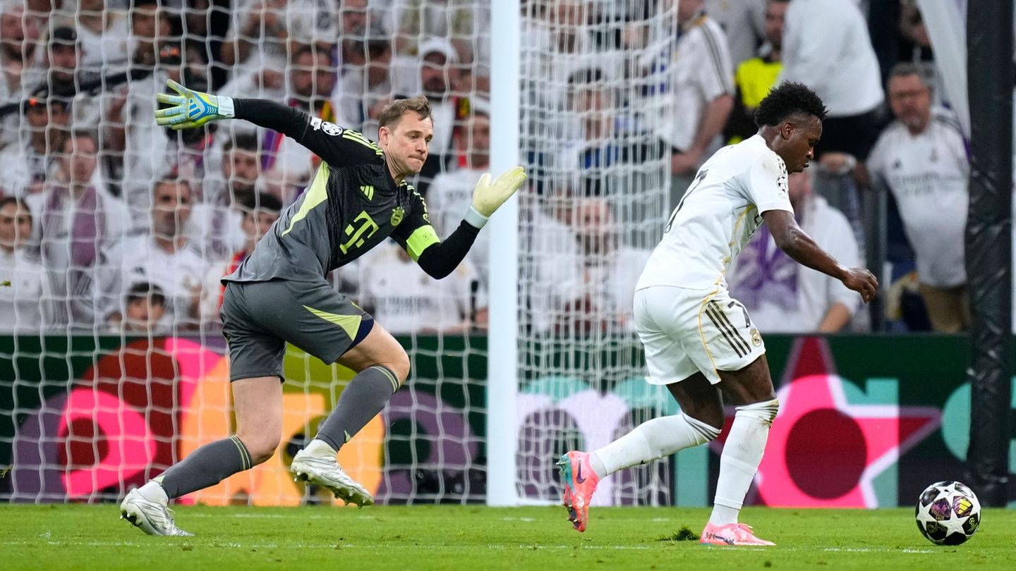 Auch in diesem Duell mit Real-Star Vinicius Junior war Manuel Neuer (l) in Madrid der Sieger. (Archivbild) Foto: Jose Breton/AP/