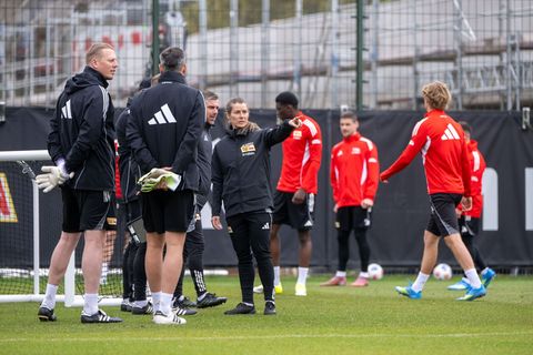 Marie-Louise Eta bereitet die Profis des 1. FC Union auf das Spiel gegen Wolfsburg vor. Foto: Matthias Koch/dpa