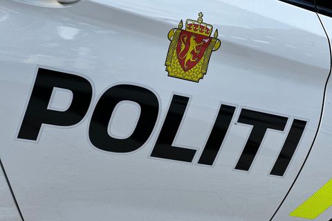 Norwegen: Polizei-Schriftzug auf einem Streifenwagen